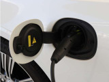 専用コードを接続するだけで簡単に充電が行えます。プラグインハイブリッドモデルRecharge PHEV T8 AWDは、走行中の充電のほか、自宅などに設置された充電機器からの充電が可能です。