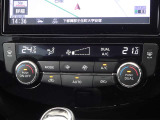 【オートエアコン】運転席と助手席の設定温度をそれぞれ独立して調整できるエアコン独立温度調整機能が搭載されており、後席エアコン吹き出し口も装備しています♪