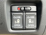 ★両側パワースライドドア★ 両側がパワースライドドアになっており、運転席のスイッチやキーレスエントリーでも開閉が可能です!開口部も広いので乗り降りも楽々、特に狭い場所やお子様の乗り降りに便利です。