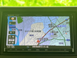 地図が画面いっぱいに表示され、現在地周辺の道路や施設を視覚的に確認できます。表示切替などのメニューも備わり、目的地までのルート確認やお出かけ先の把握に役立つ装備です。