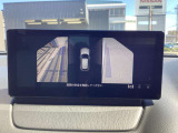 サイドカメラに切り替えると駐車時や狭い道路のすれ違いで、幅寄せ時のサイドの確認も安心です!
