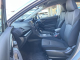 前席まわりは視界が開けており、運転席から助手席まで見渡しやすい空間です。シートや内装は落ち着いた色合いでまとまり、日常の乗り降りにも心地よくお使いいただけます。