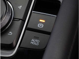 【オートホールド】停車中にブレーキペダルから足を放しても、ブレーキを自動的に制御して、車両の停車状態を保持する機能です。信号待ちなどの停車時に運転者の負担を軽減します。