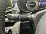 レバーにはワイパー操作に関する表示が並び、運転席から設定を確認しやすい作りです。雨天時など状況に応じて手元で操作でき、視界確保を助ける身近な装備です。