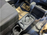 操作しやすいATシフトです。 シフトチェンジを気にしなくていいので運転だけに集中できますね。 自然と手に届くところにある、手になじむ形状のシフトノブがいいですね。