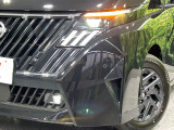 【LEDヘッドライト】悪天候や夜間走行時も良好な視界を確保し安心して運転できる高輝度LEDヘッドライトを装備!点灯速度が早く、消費電力も抑えられています。