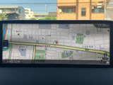 地図上で現在地や周辺の道路を確認でき、目的地までのルート確認にも便利です。画面表示を見ながら行き先を把握しやすく、初めての場所へのお出かけも心強い装備です。