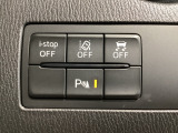 運転席脇のクラスタースイッチ部分にはパーキングセンサー、その他走行系スイッチを集中配置しております。