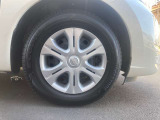 デザインの良い純正フルホイールカバー、タイヤサイズは185/70R14になります