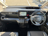 ナビやオーディオが手の届きやすい位置にまとまり、運転席から画面や周辺の操作部を確認しやすい配置です。毎日の移動をサポートする装備がそろっています。