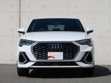 一目でAudiだと分かる特色を持つフロントマスク。