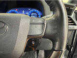 レーダークルーズコントロールを搭載しております。前車との距離をレーダーで測り一定の車間距離とスピードを保つとても便利な機能です。高速道路で楽に安心安全です!