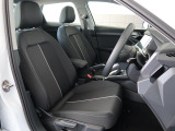 Audi車はどの車種も全てレザーハンドルです。そこにはAudiのこだわりがあり質感の高いレザーでしっかりと手に馴染み、高級感を演出します。