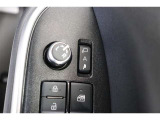 鍵の施錠開錠に合わせてドアミラーが開閉するオート格納機能付きのドアミラー。少し離れた場所からでも見た目で鍵の閉め忘れの確認が出来る便利な機能です。
