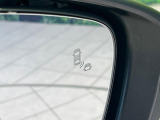【ブラインドスポットインフォメーション】走行中、ドアミラーの死角になりやすい箇所に後続車が接近するとサイドミラー付近に警告を表示、ドライバーに注意喚起をしてくれます。