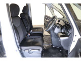 すわり心地の良い運転席・助手席です。長時間のドライブの疲れ軽減に貢献します。どうぞ快適なドライブを♪