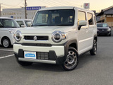 丸型ライトと角張ったボディの組み合わせが印象的で、白い車体に黒いバンパーが映えます。親しみやすい表情と頼もしい佇まいで、街中でも目を引く一台です。