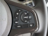 ◆アダプティブクルーズコントロール◆予め設定した車速内でクルマが自動的に加減速。前走車との適切な車間距離を維持しながら追従走行します。【LKAS】車線維持支援システムでステアリング操作を支援。