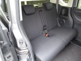 リヤシート前後スライドします。足元広々。シート下に便利な傘トレー。