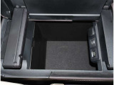 サンルーフで明るさと開放感もグーンとアップ!中古車市場では人気の装備です、捜している方も多いんですよ。