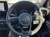 握りやすい形状のステアリングに複数のスイッチを備え、運転姿勢を保ちながら手元で各種操作を行えます。メーターや前方へ視線を向けやすく、日々の運転をサポートします。