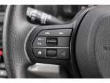 ハンドル左部分でオーディオ操作が可能。そのため、運転中でも目線をずらさずに安全運転♪スマートフォンを接続してハンズフリー通話も可能です。