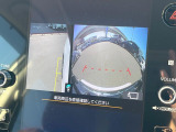 【フロント&サイドカメラ】ドライバーから見にくい死角部分を映像で確認できる前方と左側面にカメラを装着。見通しがきかない場所や住宅密集地などを運転することが多い人におすすめの安心装備です。