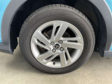 純正アルミ付き。タイヤサイズは195/65R16、現在は夏タイヤ装着で残り溝は約4ミリです