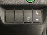 VSA装備車です。VSAはドライバーの操作と車の動きを見守っています。もし車の挙動が乱れたとき、4輪別々にブレーキをかけたり、エンジンパワーをしぼることによって車を安定させます。
