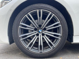 BMWならではの卓越した走りを支えるホイールと足回りです!日本車の走りに慣れている方にもぜひ体感して頂きたいほど、高いレベルでまとまっています!純正19インチアルミホイール。