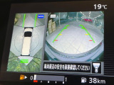 【アラウンドビューモニター】専用のカメラにより、上から見下ろしたような視点で360度クルマの周囲を確認することができます☆死角部分も確認しやすく、狭い場所での切り返しや駐車もスムーズに行えます。