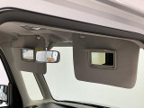 【サンバイザー】車内で身だしなみを整えるためのバニティミラーがセット。お化粧直しや髪型のチェックに活用できます。