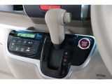 インパネシフトだから視線の移動も少なく足元もスッキリ♪運転席もゆったりしているのでゆとりを持ってドライブできますね!