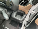 乗車中にホッと一息、ドリンクホルダーもありますよ!ドリンクだけでなく小物類も収納できますよ