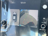 【マルチテレインモニター】車のフロントやサイドのカメラ画像を同時にモニター表示することで、悪路や狭い道を走行時でも周囲の状況確認ができ安心!本格SUVにうれしい装備です♪