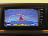 バックガイドモニター付きです。車の後方に小型カメラが付いており、バックする際の後方の様子をモニター上に表示します。
