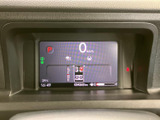 速度やシフト位置、燃料残量などの情報が一画面にまとまり、運転中も必要な表示を確認しやすい構成です。見たい情報を把握しやすく、日々の運転を支えてくれます。