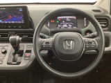 【ハンドル】運転にかかわる様々な操作を安全に行えるように視点移動が少なく操作性に配慮されたスイッチ類が凝縮されたコックピットです。