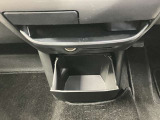 インストセンタースライドボックス・小物やスマホなどのちょっと置いたり、紙パックも収まるスライド式の収納です。ケーブルスリットがあり、スマートフォンを立てたままUSB電源に接続して充電できます。