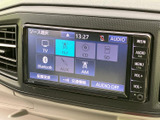 FMやAM、CD、SD、Bluetoothなど、複数の音源が画面に一覧表示されます。使いたいソースを選びやすく、普段よく使う音楽やラジオを車内で楽しみたい方にも便利です。