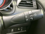 レバーには各種マークが表示され、機能を目で確かめやすい仕様です。運転席から手が届きやすい位置に配置されており、周囲の状況に応じた操作を行う際に便利にお使いいただけます。