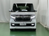 LEDヘッドライトを装備しています。LEDヘッドライトはとても明るく、雨の日や夜間走行も安全・安心です。オートライトコントロール付きで周囲の明るさに応じて自動で点灯・消灯します