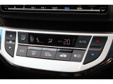 フルオートエアコンを装備しております。車内の温度設定だけでなくPM2.5にも対応した高性能集塵フィルターも装備しており車内はいつも快適空間です。