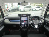 広いフロントガラスで視界良好の運転席。