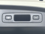 ★パワーテールゲート(予約クローズ機能付)★荷物を置いてクルマから離れると自動で閉扉する「予約クローズ機能」が付いたパワーテールゲート。その他、色々な機能があり使い勝手を向上させています。