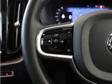 前方車を自動追従するアダプティブクルーズコントロールに加え、ステアリング操舵も行う進化型クルーズ『パイロットアシスト』を搭載。車体を車線内へと適正に維持しつつ先行車を忠実に追従します。