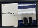 スマートキーは鍵をバッグに入れたままでもドアロックの開閉やエンジンのON・OFFができます。夜間や雨の日も鍵を探さなくて良いので便利です。