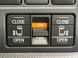 【両側パワースライドドア】スマートキーや運転席のスイッチで後席両側スライドドアの開閉が可能♪電動だから力を入れてドアを開ける必要が無く、小さなお子様でも簡単に開け閉めでき快適です♪