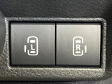 【両側パワースライドドア】スマートキーや運転席のスイッチで後席両側スライドドアの開閉が可能♪電動だから力を入れてドアを開ける必要が無く、小さなお子様でも簡単に開け閉めでき快適です♪