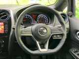 握りやすい形状で、運転姿勢を保ちながら手元のスイッチ類にもアクセスしやすい配置です。メーターや前方を見ながら運転に集中しやすく、日々の移動を快適にサポートします。
